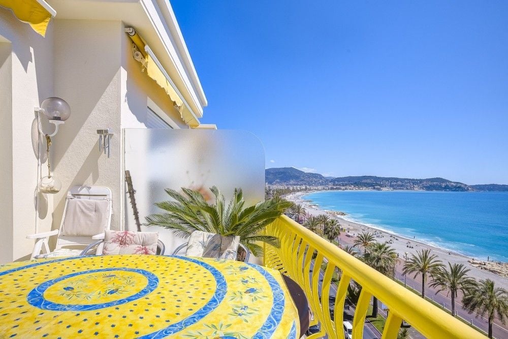 Balcony with a view along the Promenade des Anglais and the Baie des Anges, 2-bedroom apartment in the Promenade des Anglais, Nice