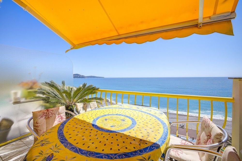 Sea-view balcony with Provençal tablecloth and awning, 2-bedroom apartment in the Promenade des Anglais, Nice