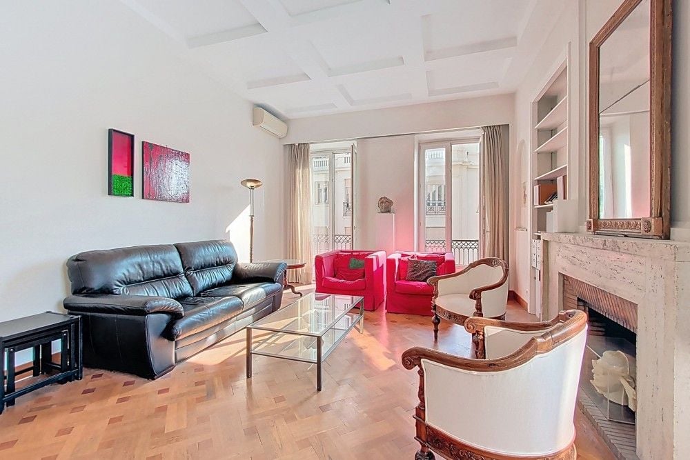 Living room with leather sofa, armchairs and fireplace, 3-bedroom apartment in central Nice
