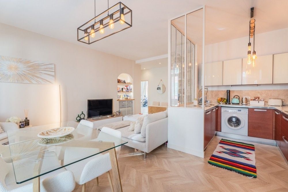 Open-plan living space with kitchen behind a glass partition, 3-bedroom apartment in the Port, Nice