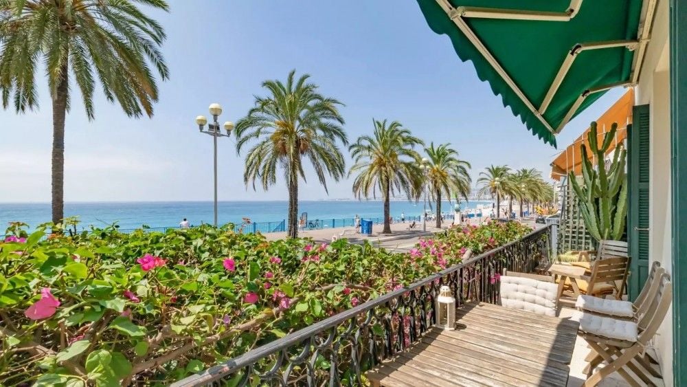 Seafront terrace with flowering bougainvillea and a view along the coast, 3-bedroom house in the Old Town, Nice