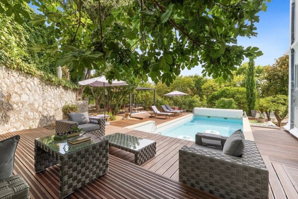 Outdoor lounge on the pool deck under the trees, 4-bedroom villa in Mont Boron, Nice