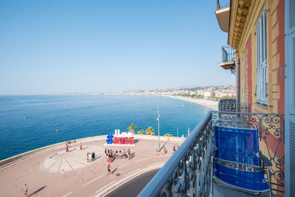Balcony view over the Rauba Capeu point and the Baie des Anges, 3-bedroom apartment in the Promenade des Anglais, Nice