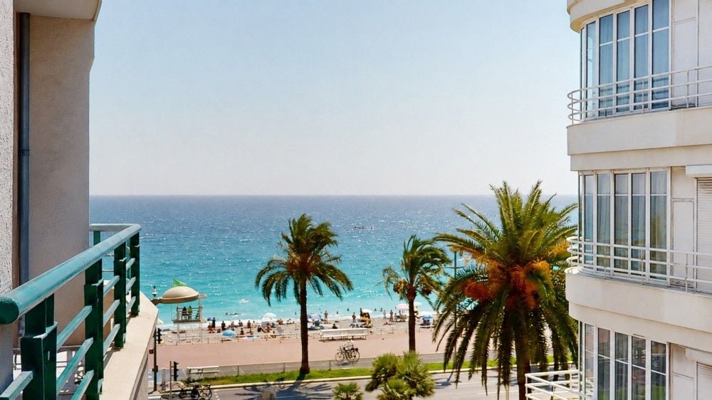Balcony view over palm trees to the beach and the Promenade des Anglais, 1-bedroom apartment in the Promenade des Anglais, Nice