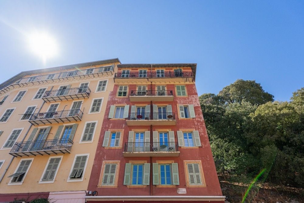 Ochre and red Belle Époque façades below Castle Hill, 2-bedroom apartment in the Port, Nice