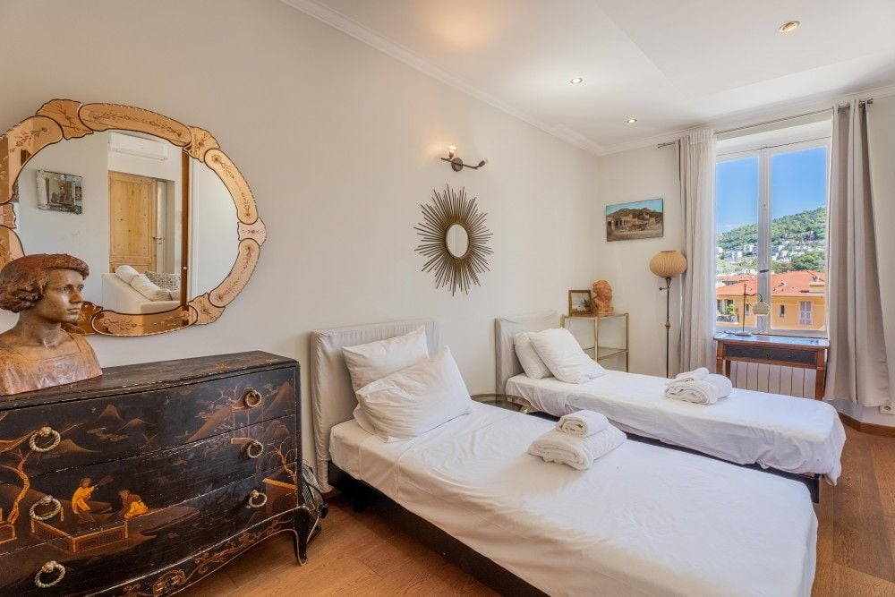 Bedroom with twin beds and window onto Castle Hill, 2-bedroom apartment in the Port, Nice