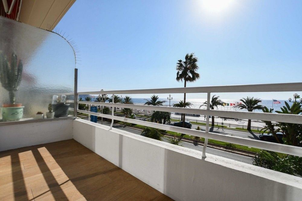 Balcony with a view over palm trees to the Promenade des Anglais and the sea, 3-bedroom apartment in the Promenade des Anglais, Nice