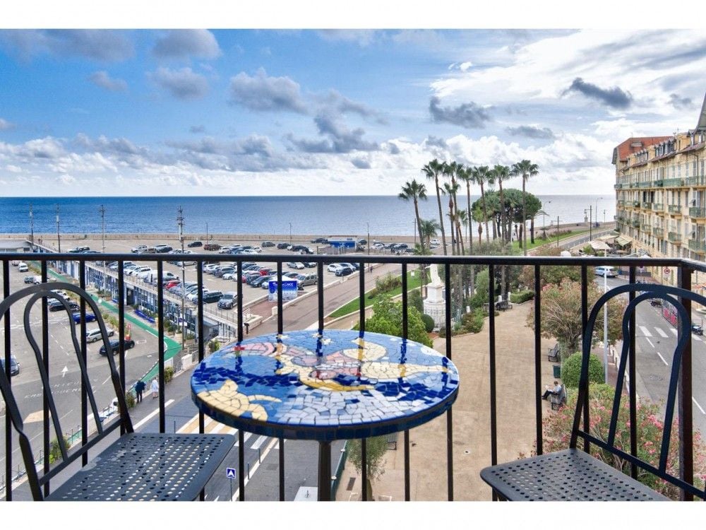 Sea view over the Port and the coast from the balcony, 1-bedroom apartment in the Port, Nice