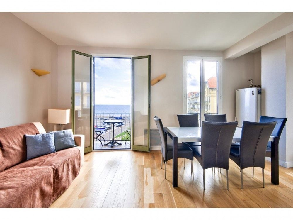 Living room with French windows onto a sea-view balcony, 1-bedroom apartment in the Port, Nice