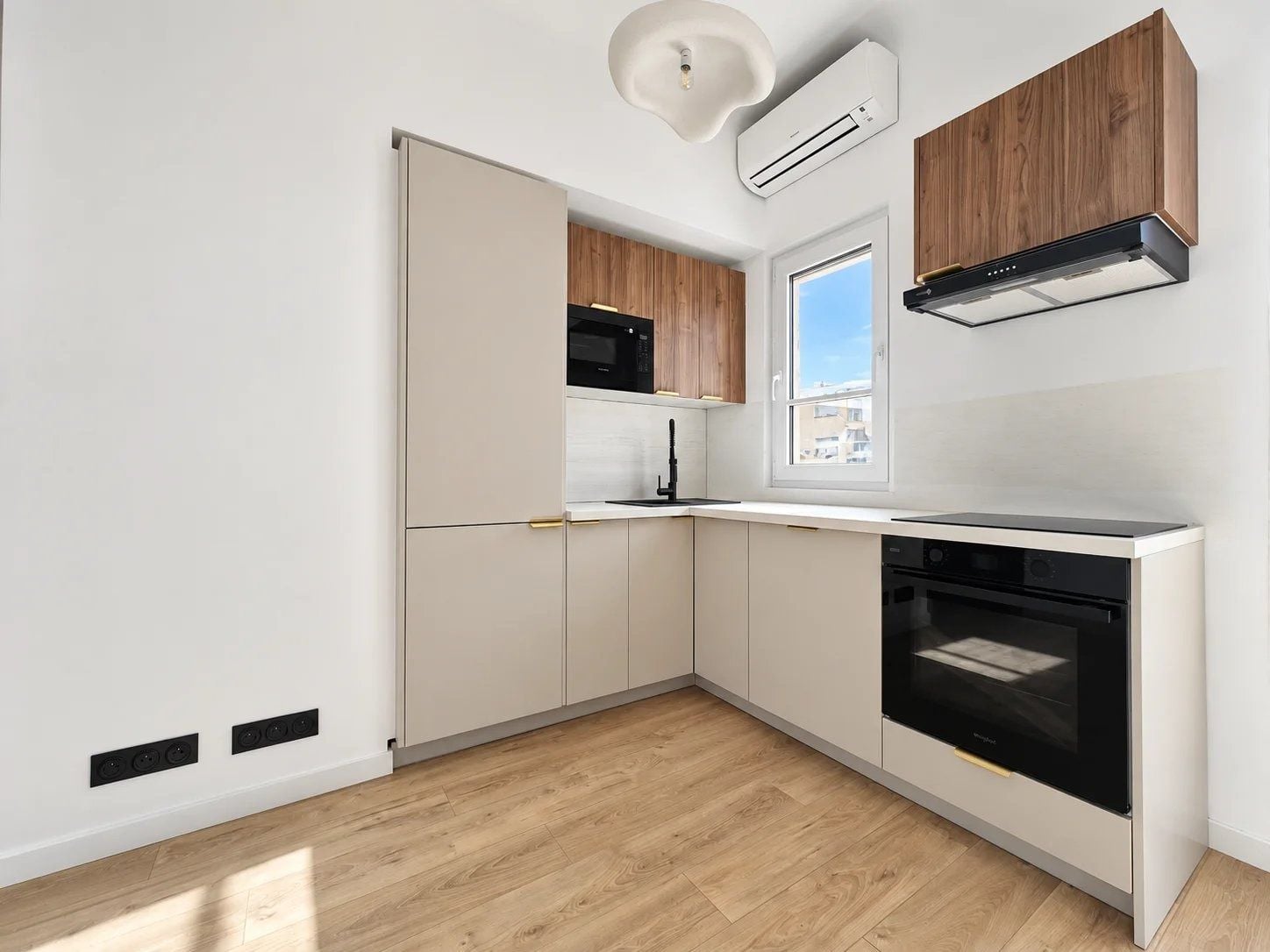 Fitted kitchen with wood-finish wall units, a built-in oven and a window, 1-bedroom apartment in Nice centre, Nice