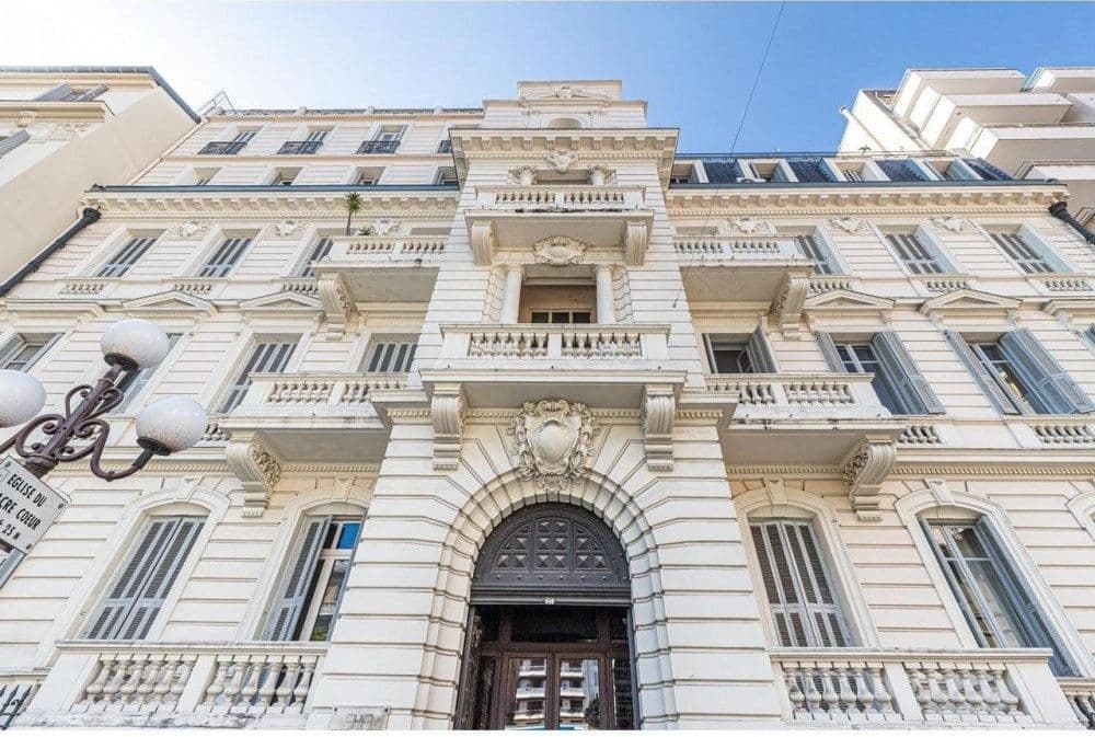 An ornate Belle Époque façade with an arched entrance in the Carré d’Or