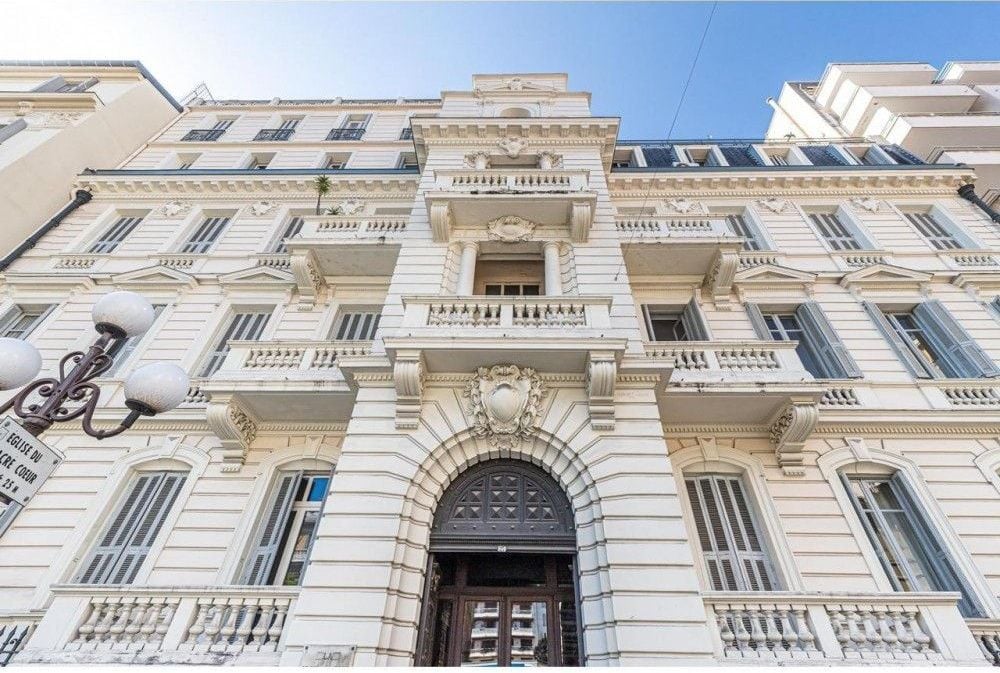 An ornate Belle Époque façade with an arched entrance in the Carré d’Or