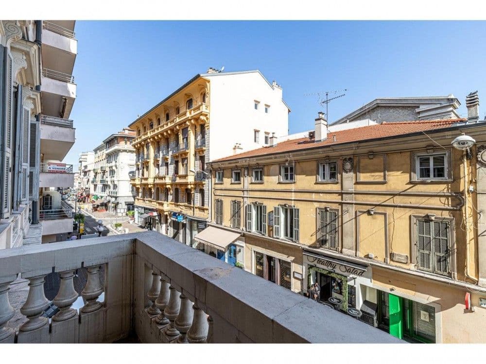 Balcony with stone balustrade overlooking the street, 3-bedroom apartment in the Carré d’Or, Nice