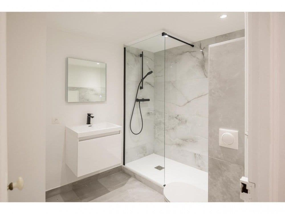 Shower room with marble-effect walls and walk-in shower, 3-bedroom apartment in the Carré d’Or, Nice