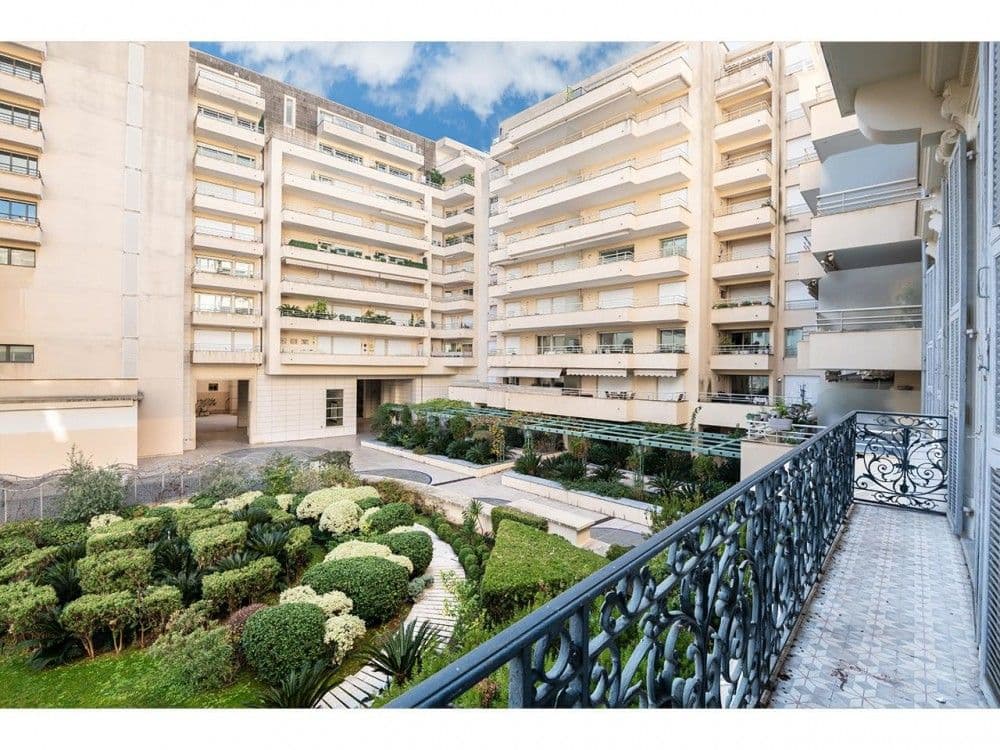 Balcony overlooking the residence’s landscaped gardens, 3-bedroom apartment in the Carré d’Or, Nice