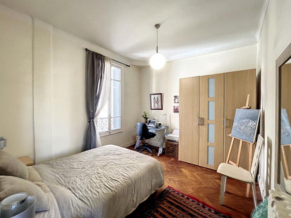 Bedroom with herringbone parquet, desk and wardrobe, 2-bedroom apartment in the Carré d’Or, Nice