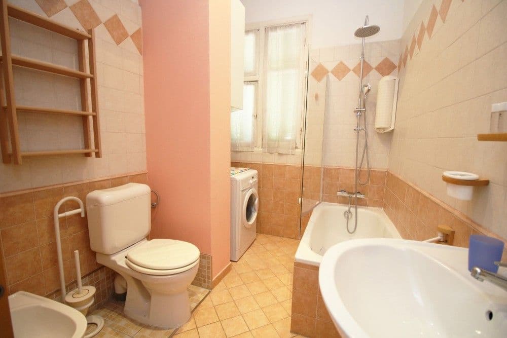 Bathroom with bathtub, shower and washing machine, 2-bedroom apartment in the Promenade des Anglais, Nice