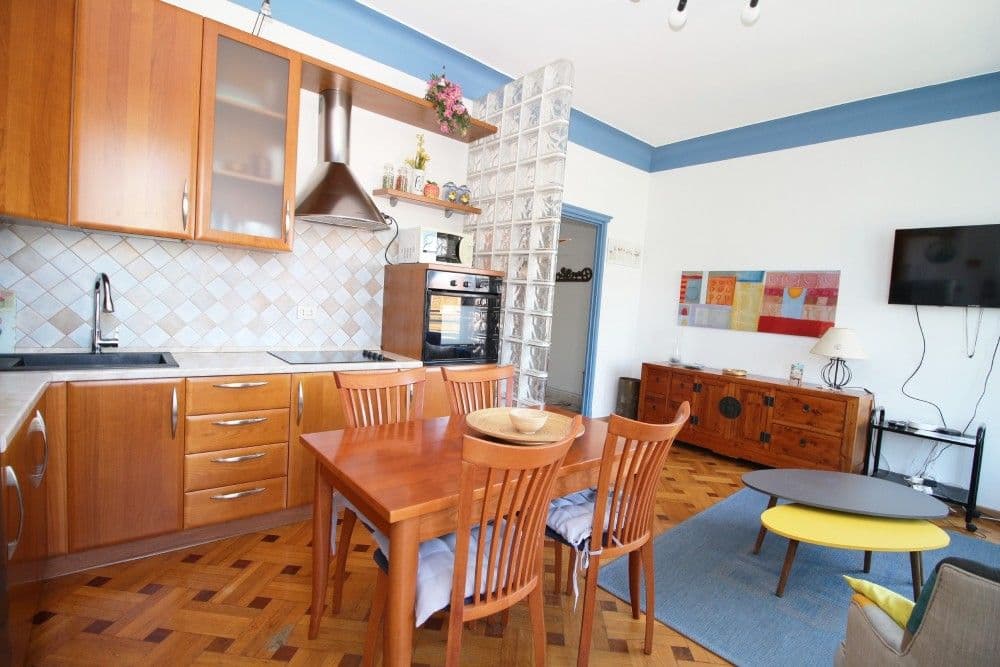Open-plan kitchen and dining area with parquet floor, 2-bedroom apartment in the Promenade des Anglais, Nice
