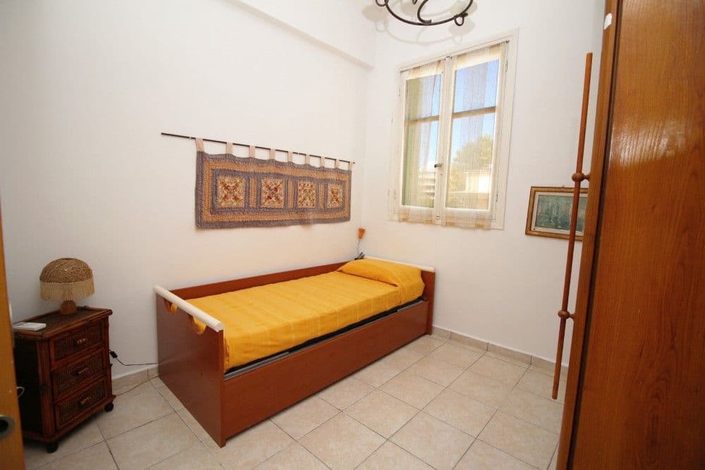 Bedroom with day bed and window, 2-bedroom apartment in the Promenade des Anglais, Nice