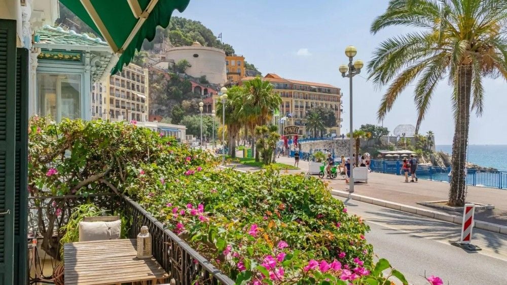 Terrace with bougainvillea beside the seafront promenade towards Castle Hill, 3-bedroom house in the Old Town, Nice
