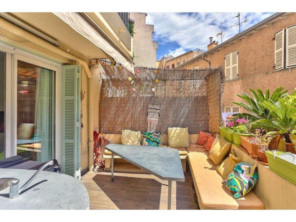 Sunny terrace with built-in seating, cushions and planters, 2-bedroom apartment in the Port, Nice