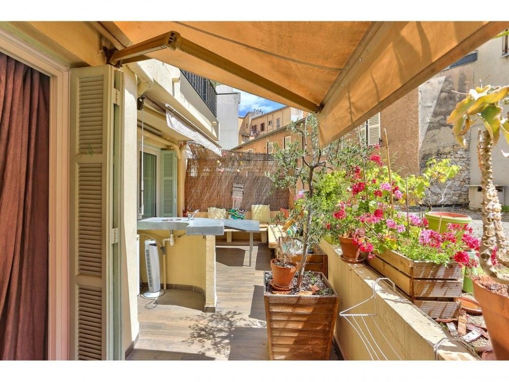 Terrace with a retractable awning, flowering plants and an outdoor sink, 2-bedroom apartment in the Port, Nice