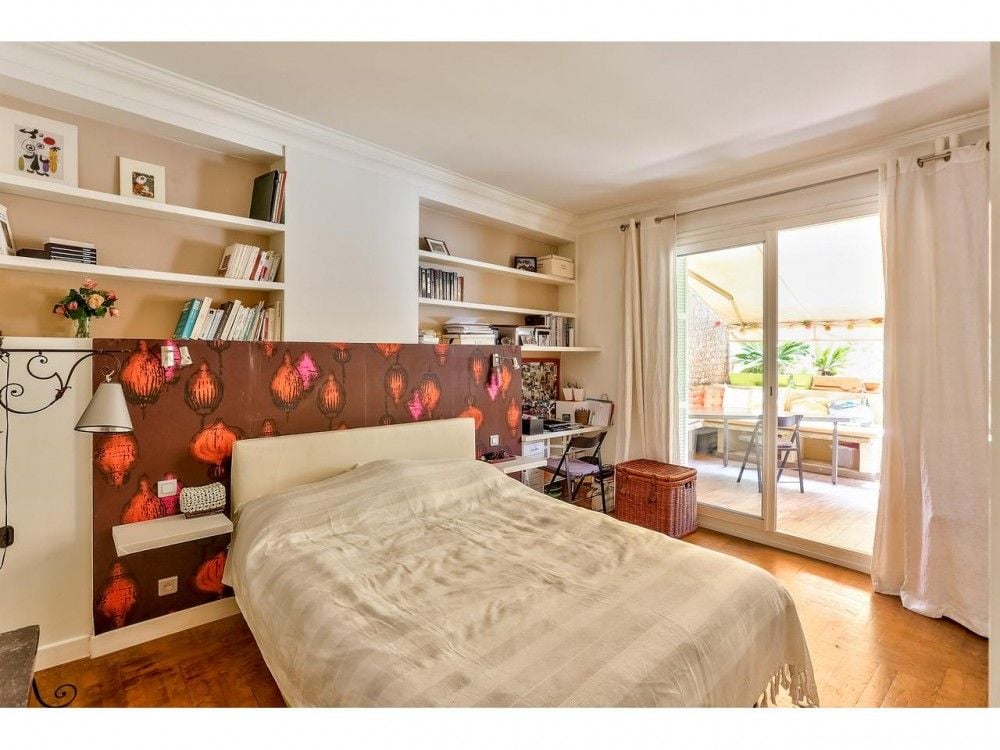 Bedroom with built-in shelves and sliding doors to the terrace, 2-bedroom apartment in the Port, Nice