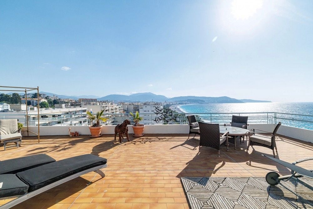 Rooftop terrace with sun loungers and dining table overlooking the sea, 3-bedroom apartment in the Promenade des Anglais, Nice