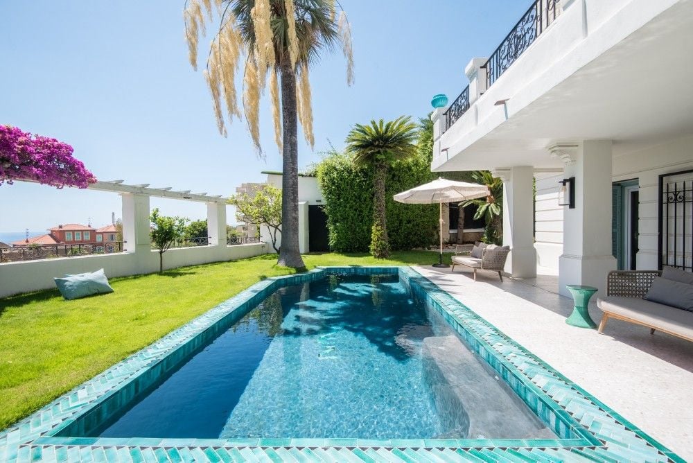 Swimming pool with turquoise mosaic tiles and lawn, 4-bedroom villa in Mont Boron, Nice