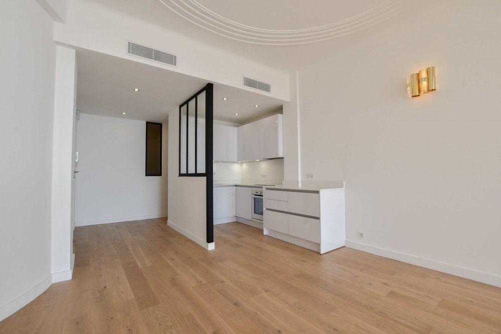 Open-plan kitchen with glass partition and oak floor, 3-bedroom apartment in the Promenade des Anglais, Nice