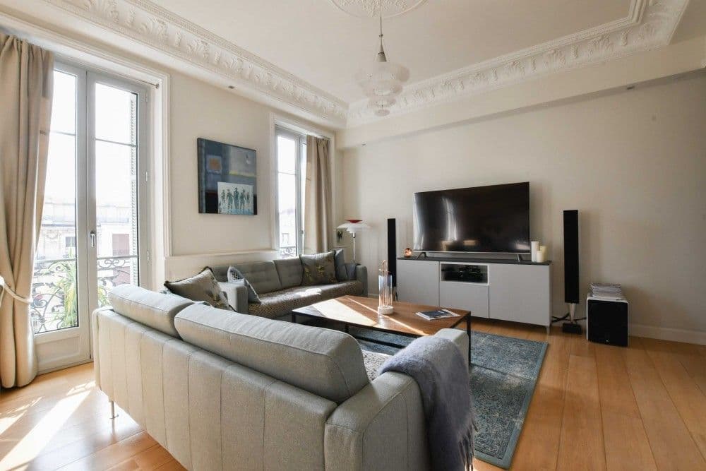 Lounge with sofas, French windows and oak floor, 3-bedroom apartment in the Carré d’Or, Nice