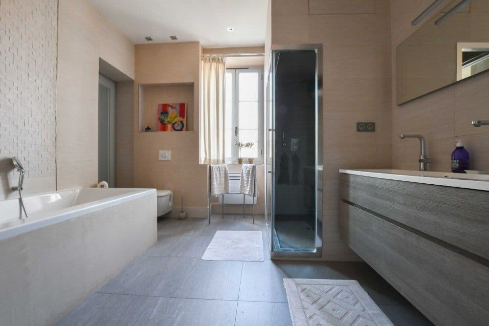 Bathroom with bathtub, walk-in shower and wood-effect vanity, 3-bedroom apartment in the Carré d’Or, Nice