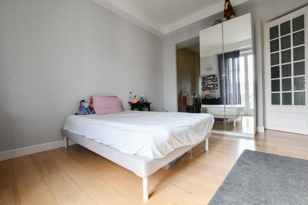 Bedroom with mirrored wardrobe and glazed double doors, 3-bedroom apartment in the Carré d’Or, Nice