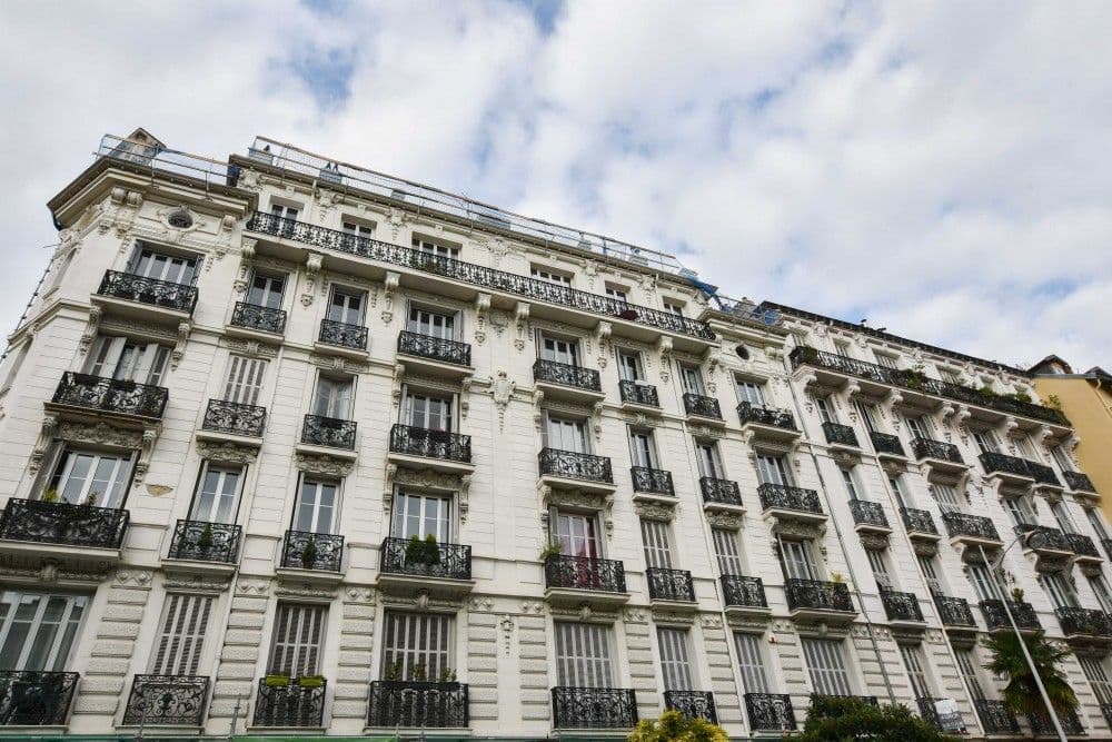 Belle Époque building façade with wrought-iron balconies, 3-bedroom apartment in the Carré d’Or, Nice