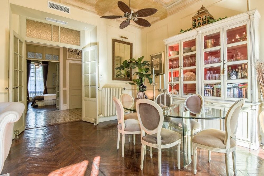 Dining room with glass cabinets, painted ceiling and herringbone parquet, 2-bedroom apartment in central Nice
