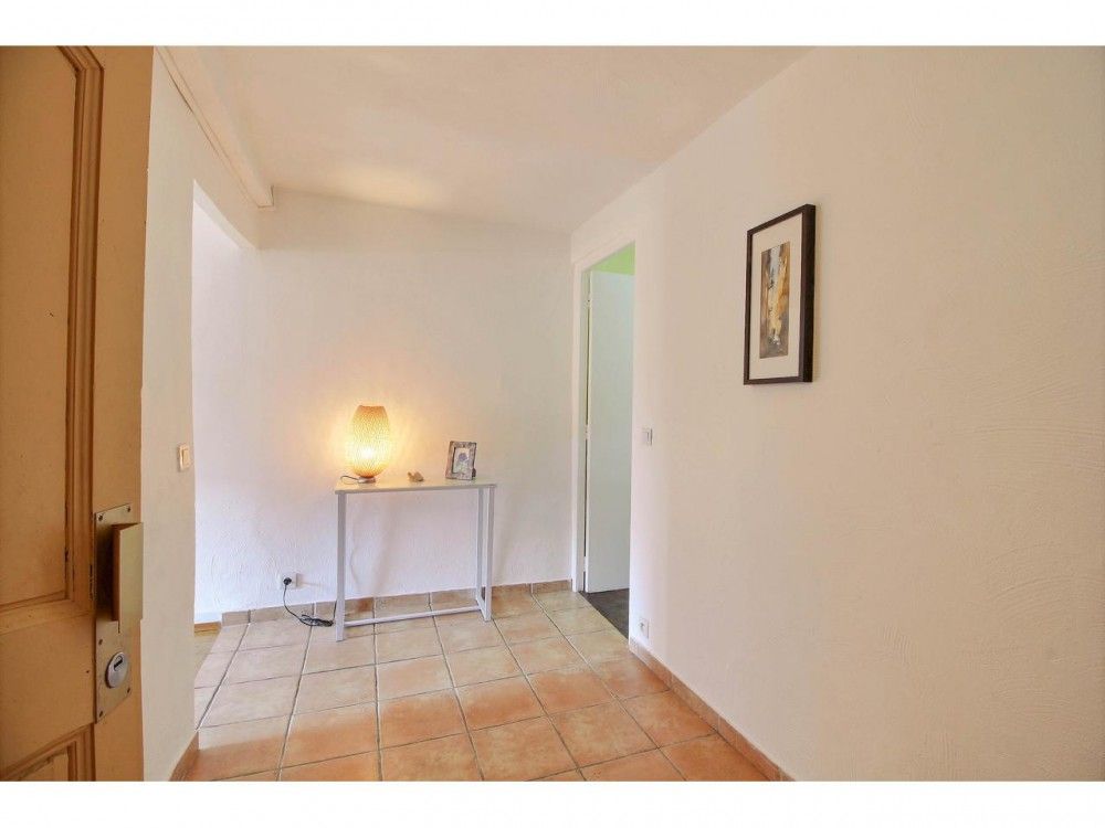 Entrance hall with terracotta tiled floor, 2-bedroom apartment in the Old Town, Nice