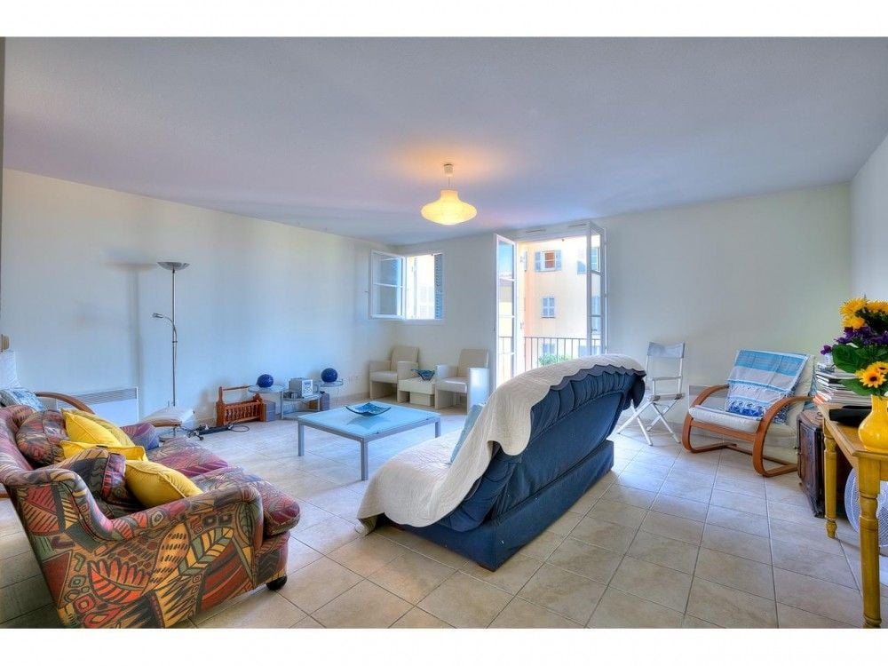 Bright living room with French windows and tiled floor, 2-bedroom apartment in the Old Town, Nice