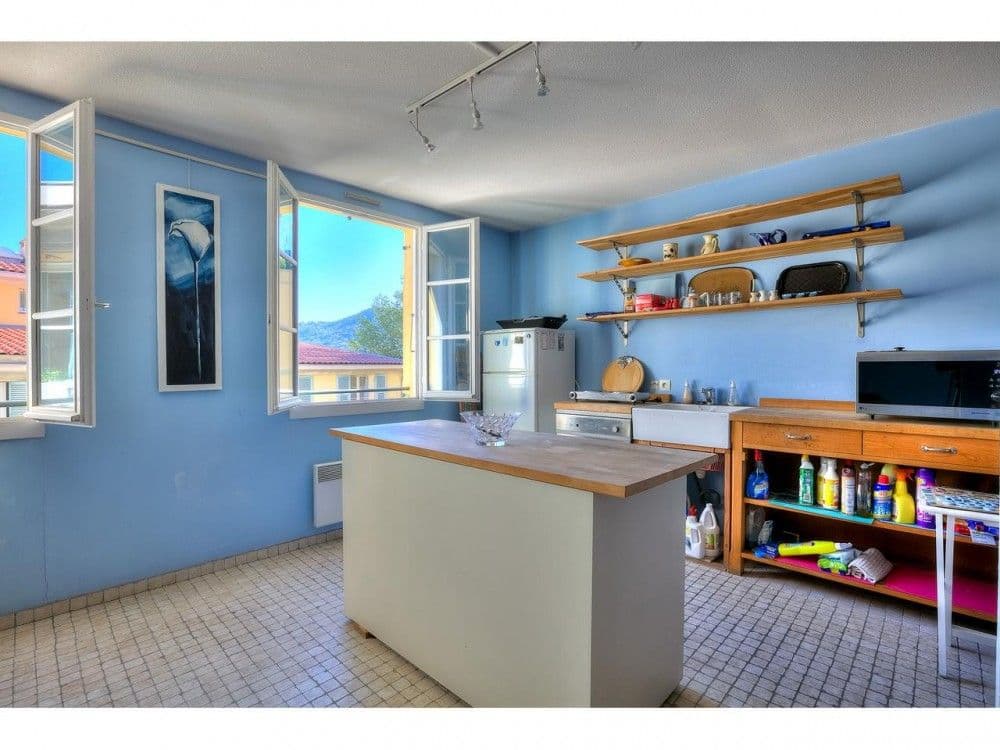 Kitchen with island and open shelving, 2-bedroom apartment in the Old Town, Nice