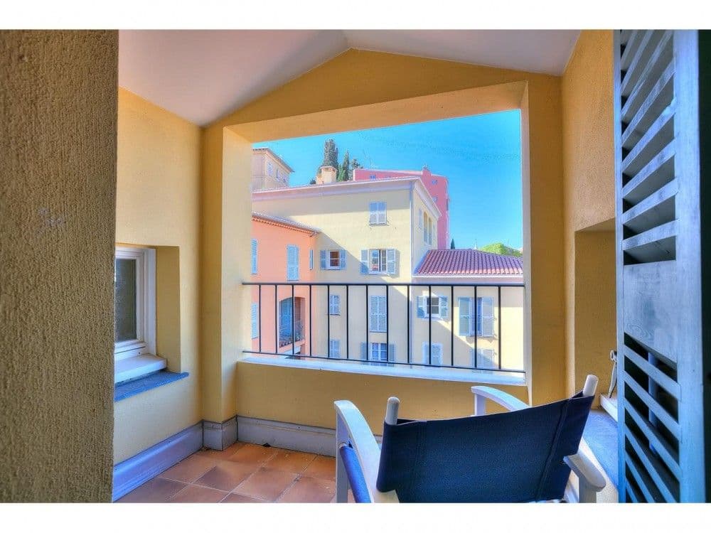 Covered balcony with chairs and a view of the Old Town, 2-bedroom apartment in the Old Town, Nice