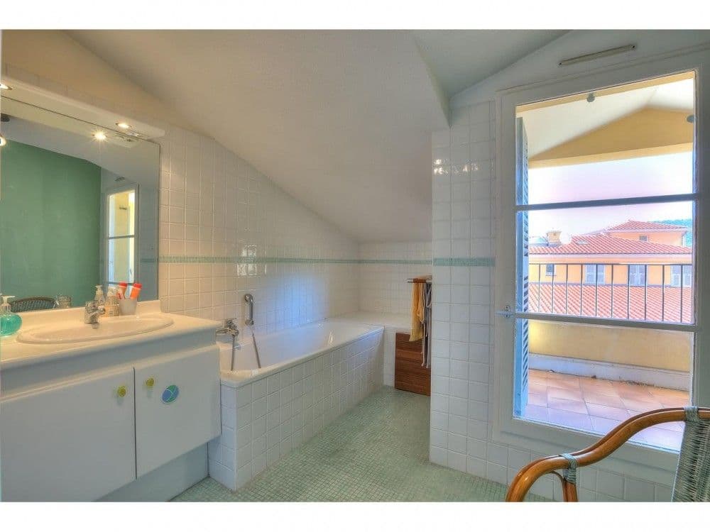 Bathroom with bathtub and window, 2-bedroom apartment in the Old Town, Nice