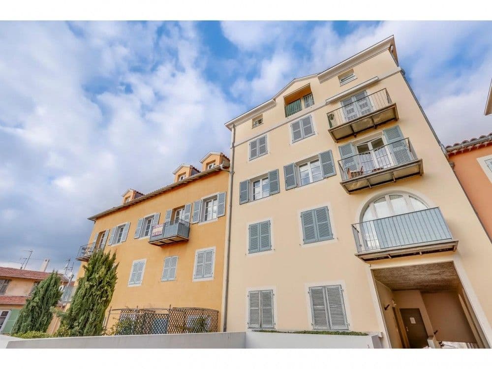 Building façade with balconies and grey shutters, 2-bedroom apartment in the Old Town, Nice