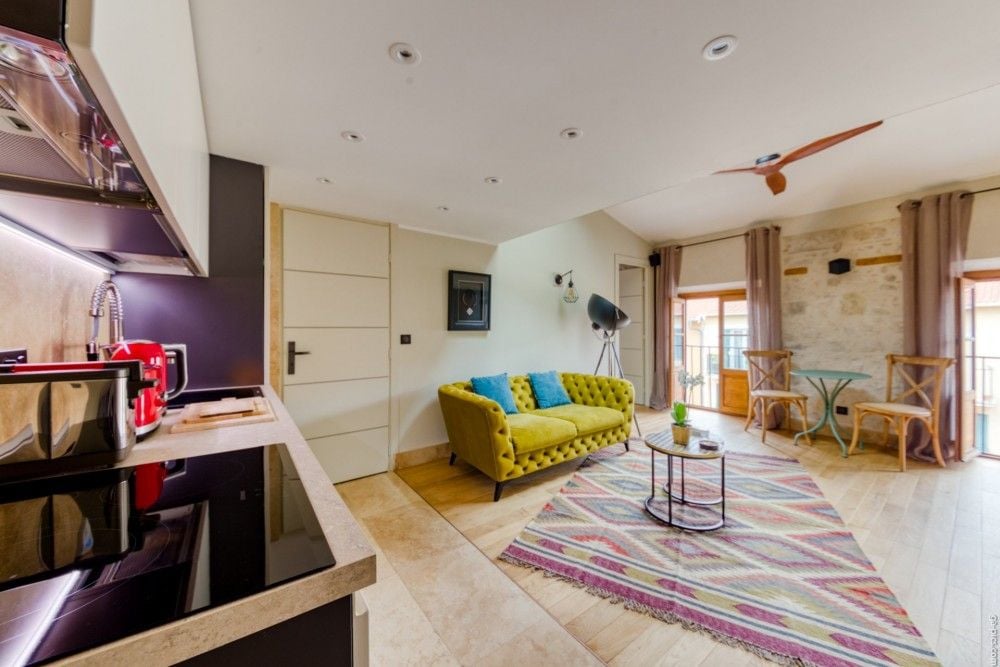 Living room with sofa, kitchen counter and French windows, 2-bedroom apartment in the Port, Nice