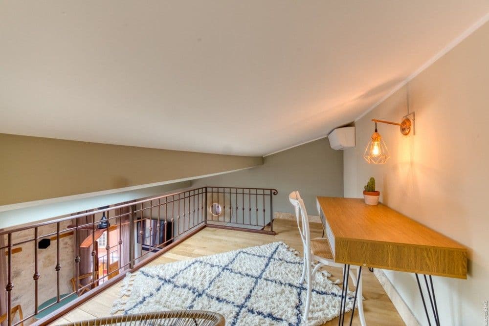 Mezzanine with desk, rug and sloping ceiling, 2-bedroom apartment in the Port, Nice