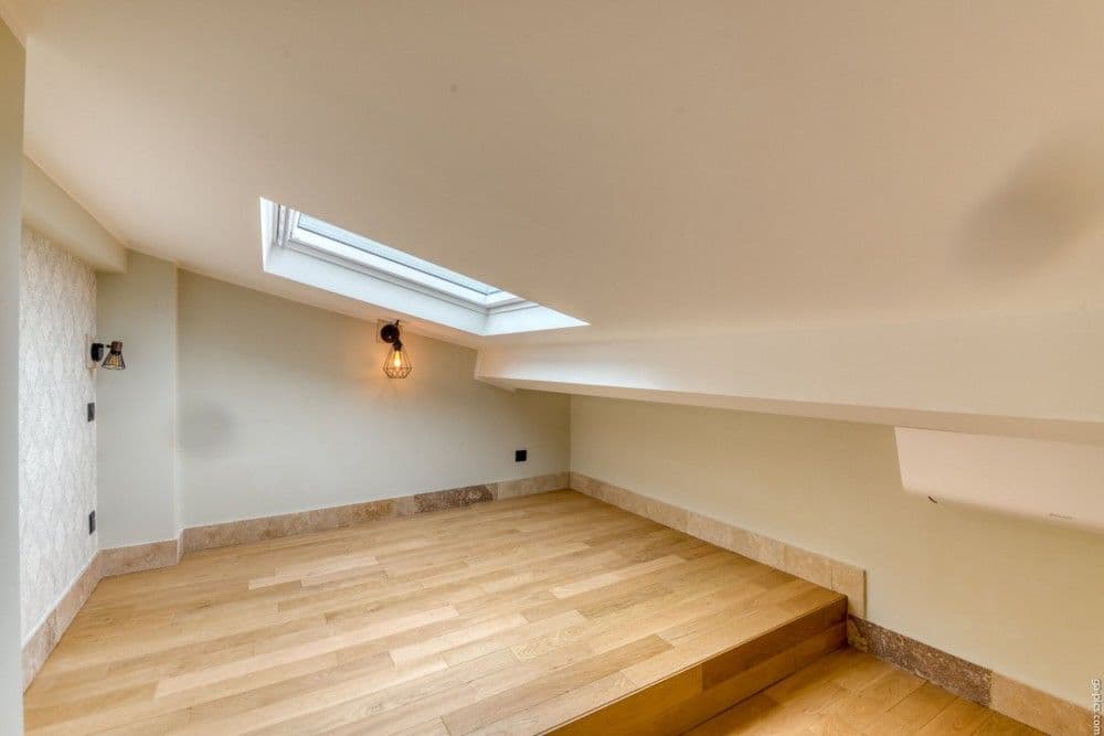 Mezzanine with skylight and wooden floor, 2-bedroom apartment in the Port, Nice
