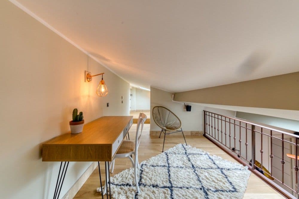 Mezzanine with desk, railing and Berber rug, 2-bedroom apartment in the Port, Nice