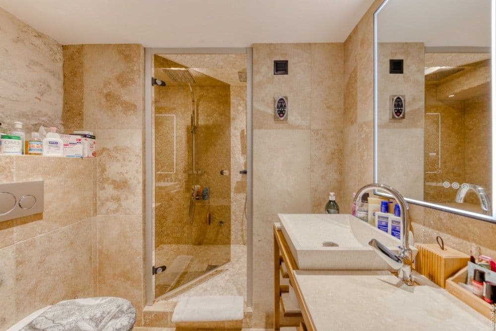 Shower room with glass shower door and travertine, 2-bedroom apartment in the Port, Nice