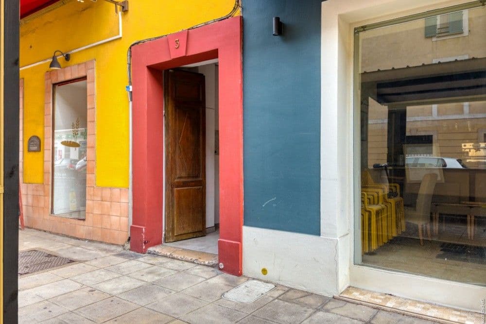 Colourful street entrance to the building, 2-bedroom apartment in the Port, Nice