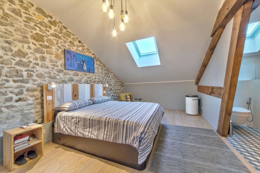 Bedroom with exposed stone wall, skylight and beams, 2-bedroom apartment in the Port, Nice