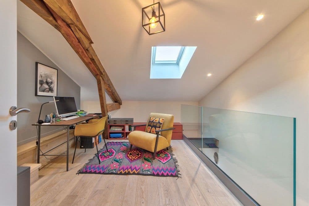 Mezzanine study with skylight, desk and armchair, 2-bedroom apartment in the Port, Nice