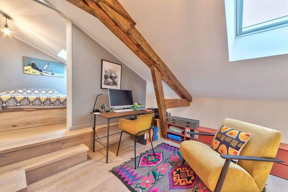 Mezzanine study with exposed beams and colourful rug, 2-bedroom apartment in the Port, Nice